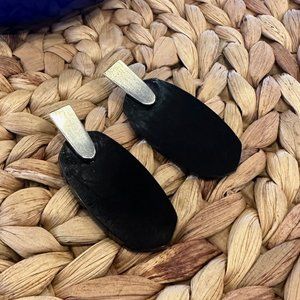 KENDRA SCOTT: Aragon Earrings in Black Stone with Matte Gold